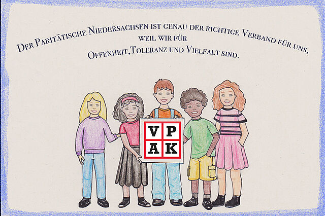 Foto von ausgemaltem Bild, mehrer Kinder halten das VPAK-Logo in den Händen.