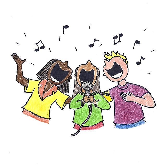 Drei Kinder vom Hort Rosenkinder singen lauthals in ein Mikrophon 