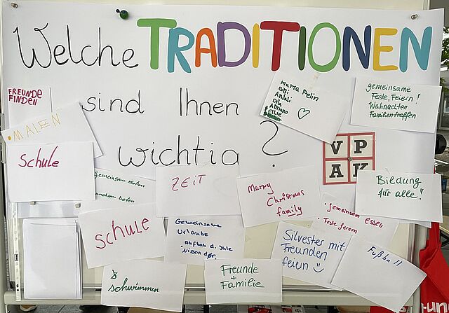 Wünsche und Traditionen der Besucher auf Zetteln an der mobilen Zettelwand. 