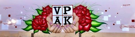Wandmural, Hände auf Rosen halten das VPAK-Logo