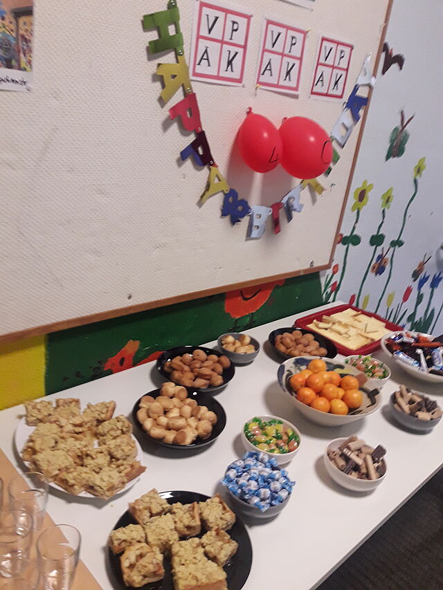 Geburtstagstisch mit Kuchen