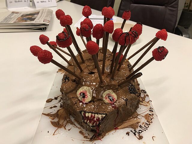 Eine Torte in Form eines Igels steht auf einem Tisch.