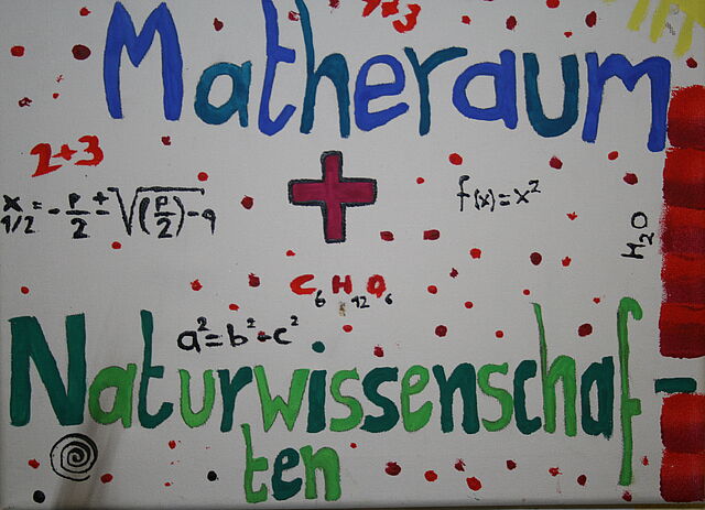 Von Schüler*innen bunt gestaltetes Schild für den Fachraum: Naturwissenschaften.