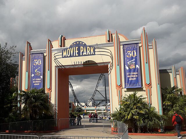 Das Tor am Eingang zum Movie Park.