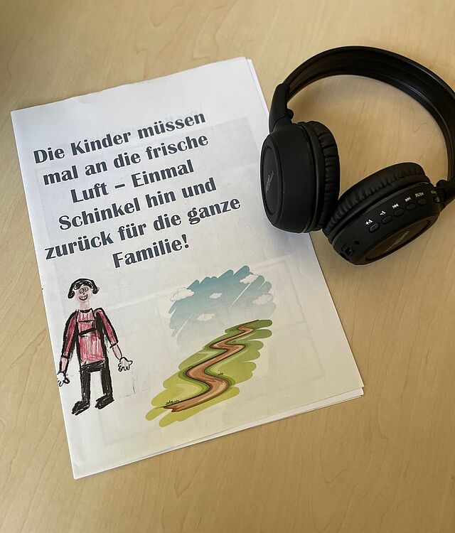Ein Begleitheft des Projekts mit Kopfhörern.