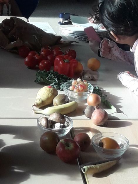 Obst und Gemüse liegen auf dem Tisch
