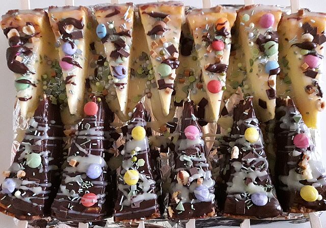 Ein Käsekuchen mit Schokoladenüberzug