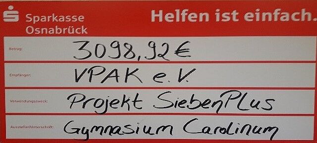 Ein Scheck der Sparkasse über 3098,92 € an das Projekt SiebenPlus vom Gymnasium Carolinum.