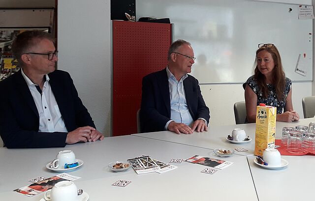 Stefan Weil mit Frank Henning und Prof. Dr. Westphal im Gespräch am Tisch.