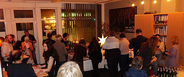 Gäste des Empfangs beim Buffet und Gespräch.