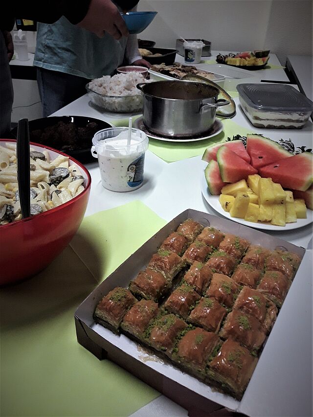 Baklava ist auf einem Blech angerichtet.