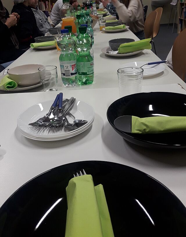 Blick auf einen schön gedeckten Tisch. 
