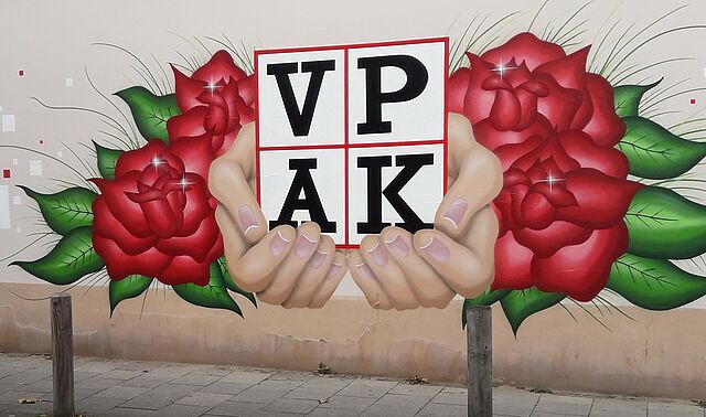 Wandmural, Hände auf Rosen halten das VPAK-Logo
