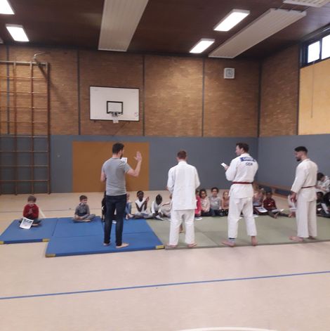 Die Kinder bekommen Judounterricht in der Turnhalle
