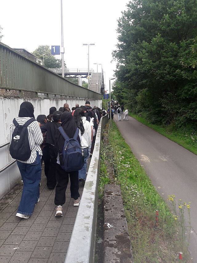 50 Jugendliche auf dem Weg zum Movie Park.