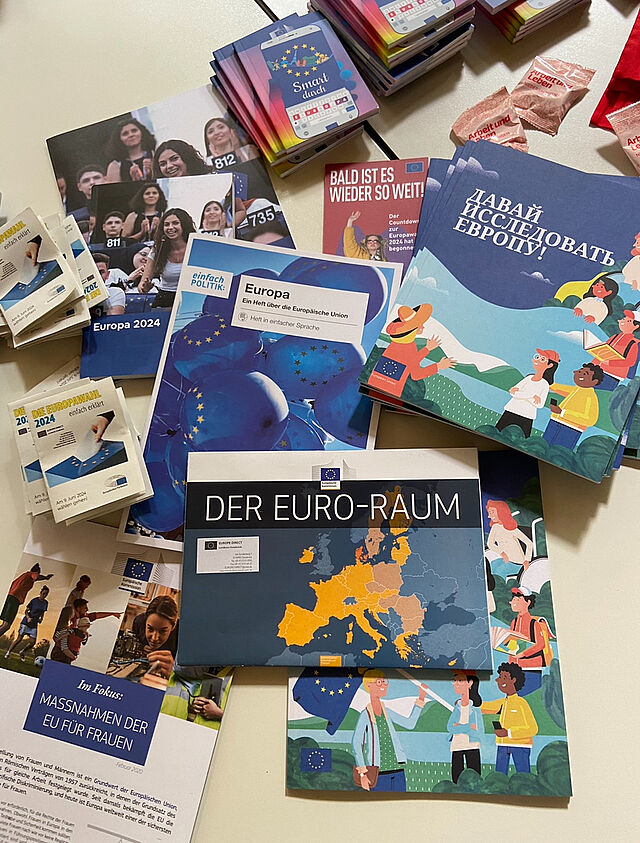 Informationsmaterial zur EU liegt auf einem Tisch.