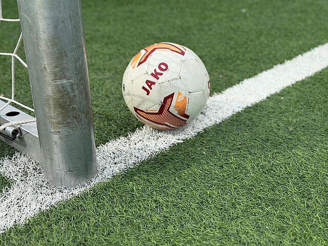 Ein Fußball, der im Tor liegt. (Symbolfoto)