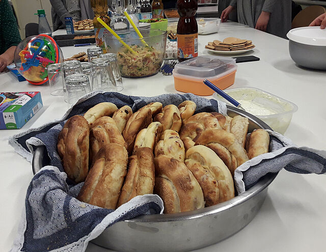 Ein Korb mit frisch gebackenen türkischen Spezialitäten.