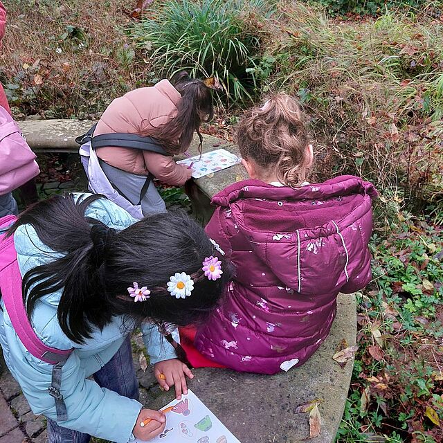 Drei Mädchen malen im Bürgerpark.