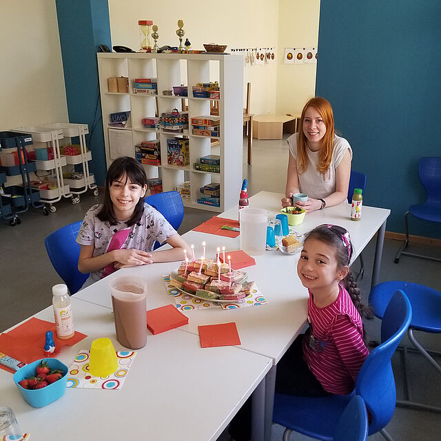 Kinder sitzen im Hort Freunde an einem Tisch