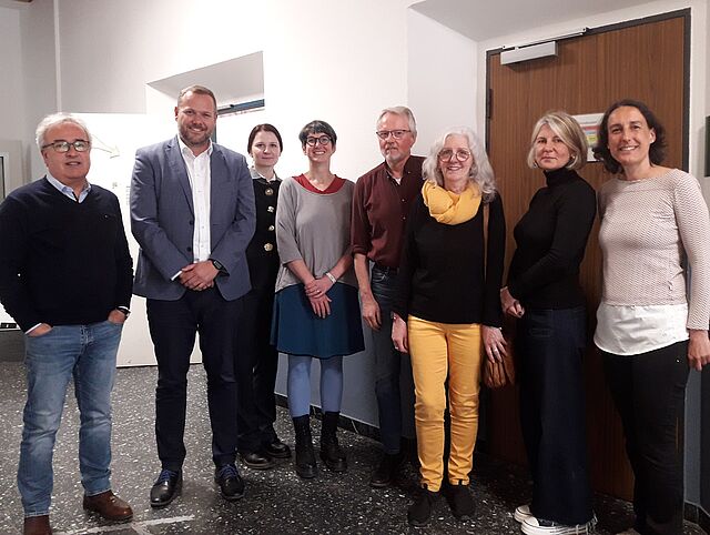 Vorstandsmitglieder der SPD Osnabrück, des VPAK e.V. und Mitarbeitende des Vereins stehen in einem Halbkreis.