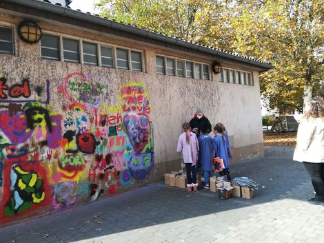 4 Kinder werden in das Graffitisprühen eingewiesen