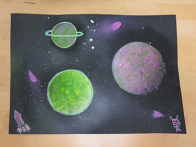 Fertiges Graffiti mit buntleuchtenden Planeten