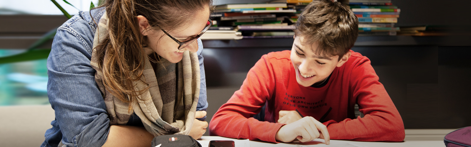 Lernsituation mit Lehrerin und Schüler